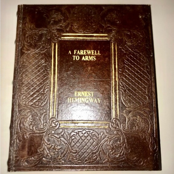Vintage ERNEST HEMINGWAY A Farewell to Arms Hollow Velvet Lined Faux Book - Picture 7 of 10